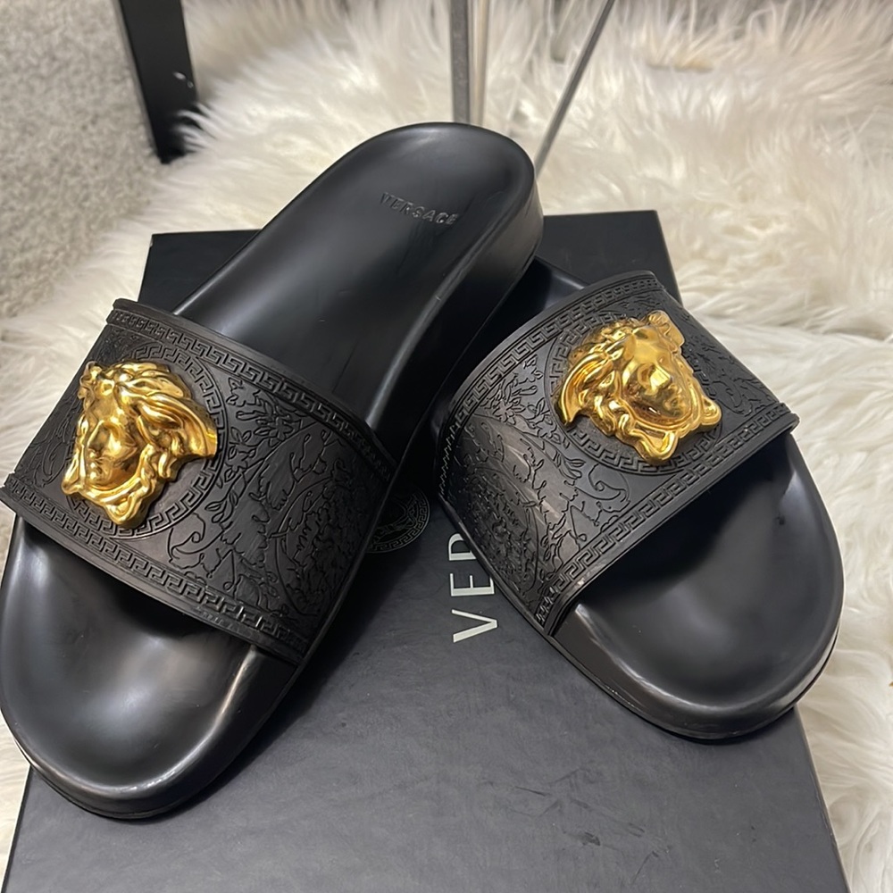 Beautiful Versace Slides - Picture 11 of 12
